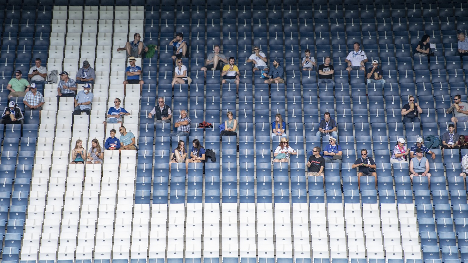 Bis zu 1000 Zuschauer duerfen im Stadion dabeisein, beim Super League Meisterschaftsspiel zwischen dem FC Luzern und dem FC Servette Genf vom Samstag, 27. Juni 2020 in Luzern. (KEYSTONE/Urs Flueeler)