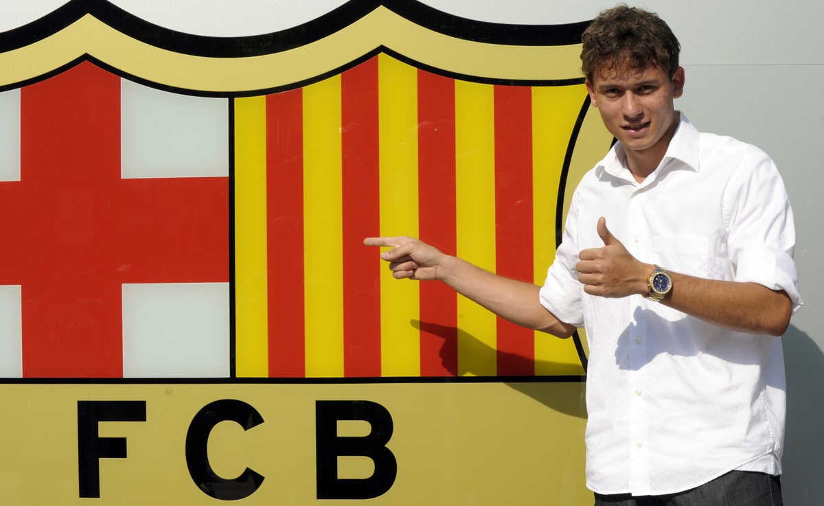 Barcelona's new signing Brazilian Keirrison da Souza Carneiro poses outside of the Nou Camp stadium in Barcelona after agreeing terms with the Catalan club on July 23, 2009 in Barcelona. AFP PHOT ...