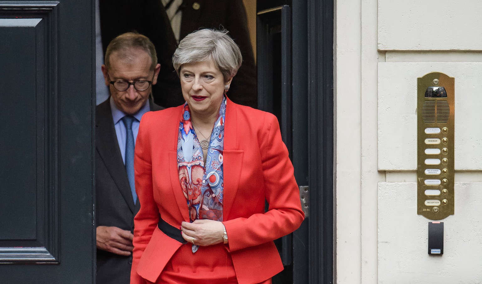 Regierungschefin auf Abruf: Theresa May und Ehemann Philip verlassen am Freitagmorgen das Hauptquartier der Konservativen Partei.