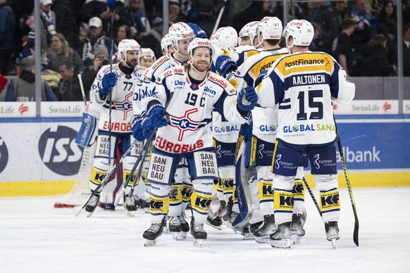 Klotens Steve Kellenberger freut sich nach dem Sieg im Eishockeyspiel der National League zwischen den ZSC Lions und dem EHC Kloten am Samstag, 20. Januar 2024, in der Swiss Life Arena in Zuerich. (KE ...