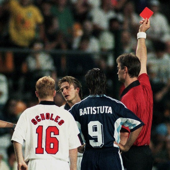 David Beckham Is Sent Off England V Argentina 30 June 1998 PUBLICATIONxINxGERxSUIxAUTxONLY Copyright: MaryxEvansxAllstarxRichardxSellers 12127495 editorial use only