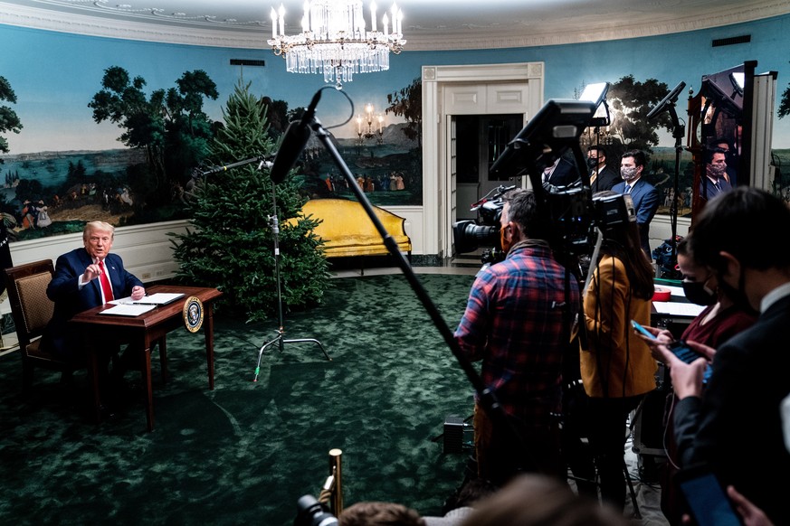 epa08845151 US President Donald J. Trump speaks in the Diplomatic Room of the White House on Thanksgiving in Washington, DC, USA, 26 November 2020. EPA/Erin Schaff / POOL