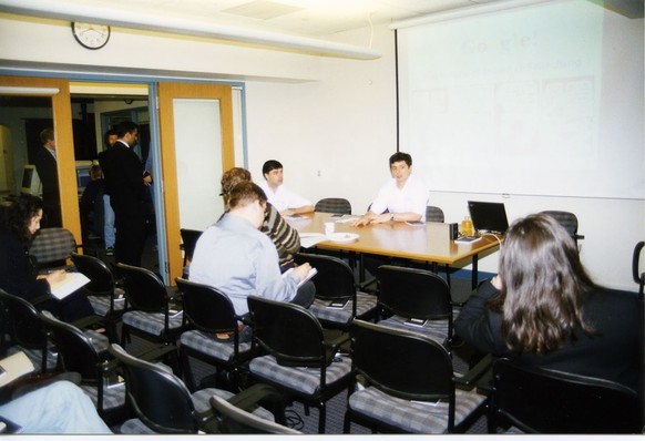 Googles erste grosse Pressekonferenz fand am 7. Juni 1999 statt. Die Gründer erklärten den Journalisten Googles Vision.