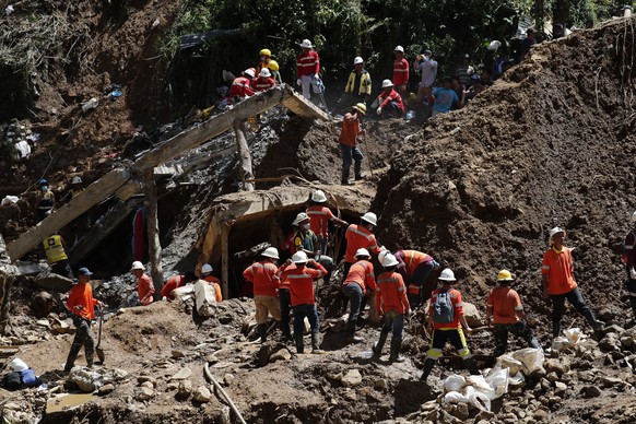 epa07031403 Rescuers continue to work during rescue and retrieval operations for landslide victims from Typhoon Mangkhut in Ucab village, Itogon town, Benguet Province, Philippines, 19 September 2018. ...