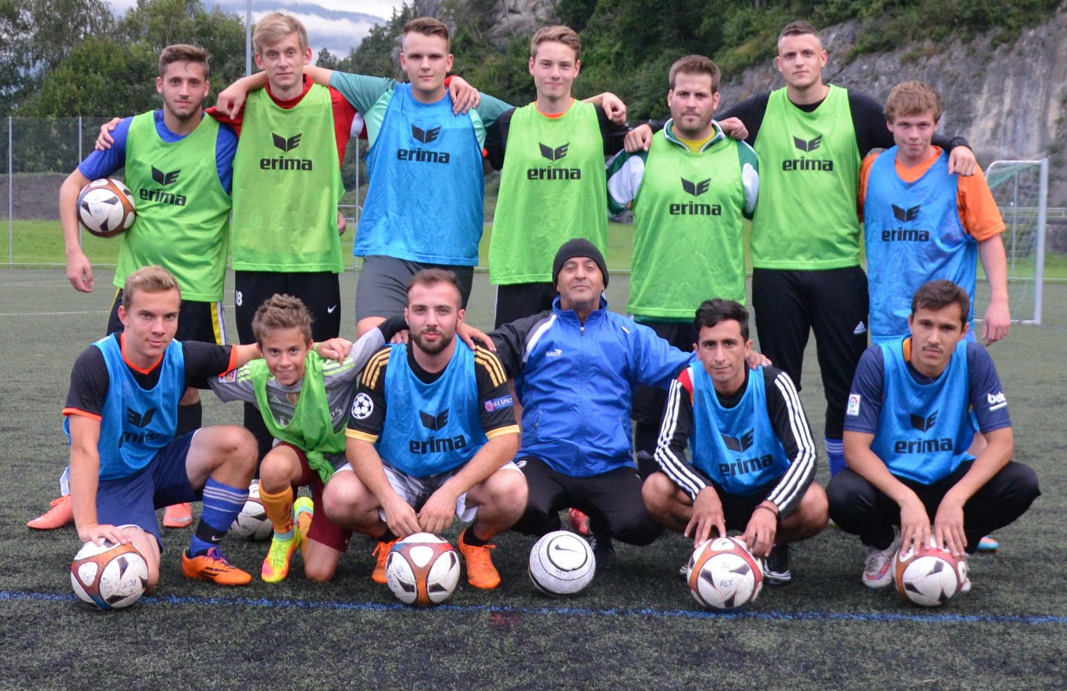 Die 3. Mannschaft des FC Trübbach beim Training auf dem Kunstrasen.