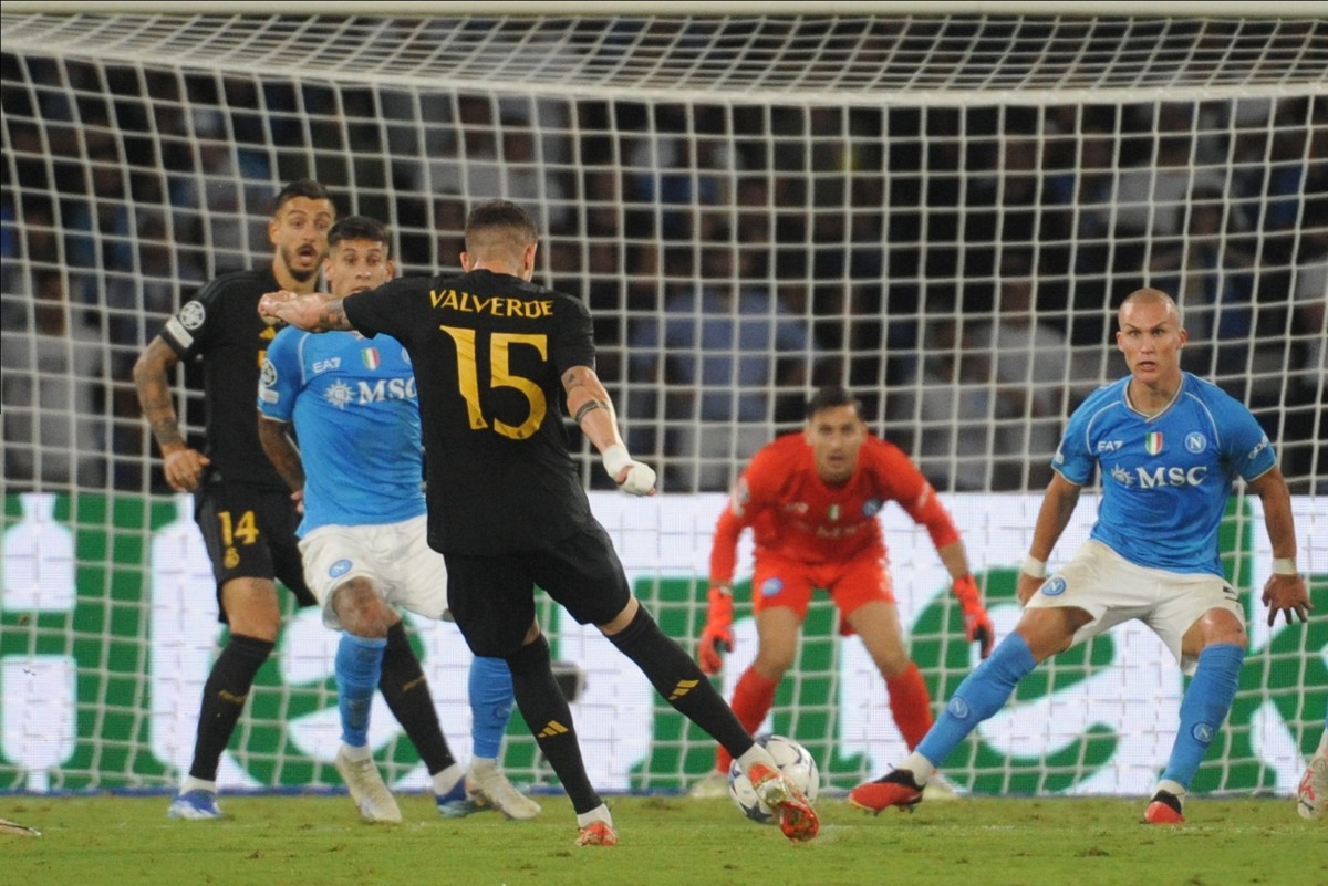 epa10898419 Real Madrid���s Federico Valverde scores the 2-3 goal during the UEFA Champions League group C soccer match between SSC Napoli and Real Madrid, in Naples, Italy, 03 October 2023. EPA/CESAR ...