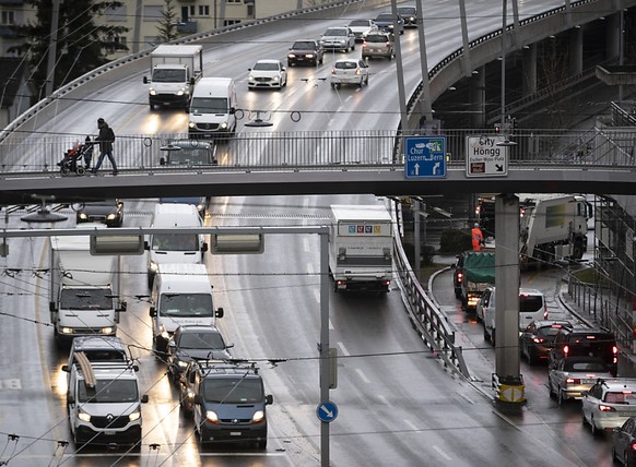 Kein anderer Verkehrsträger belastet die Allgemeinheit so stark wie die Strasse. Die ungedeckten Kosten für Unfälle, Umwelt- und Gesundheitsschäden belaufen sich auf über 8 Milliarden Franken pro Jahr ...