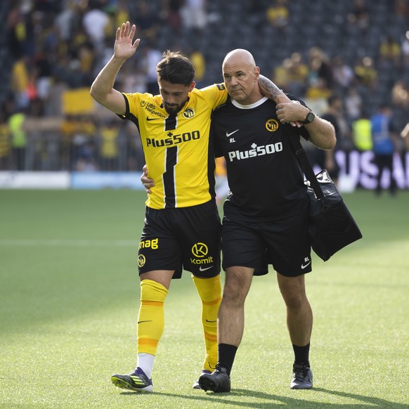 Der verletzte Kastriot Imeri (YB) verlaesst mit Arzt Roberto Llano das Spielfeld nach dem Super League Spiel zwischen dem BSC Young Boys und dem FC Zuerich, am Sonntag, 4. August 2024 im Stadion Wankd ...