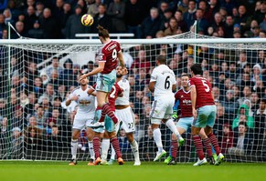 Dass man Andy Carroll nicht zum Kopfball ansetzen lassen darf, ist den Gästen wohl nicht bekannt.