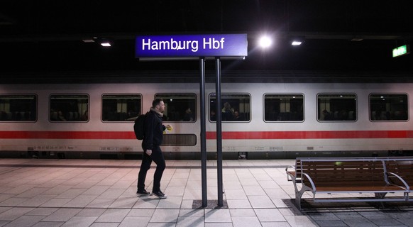 Ein Intercity der Deutschen Bahn steht wenige Stunden vor Beginn des Streiks der Gewerkschaft Deutscher Lokomotivf