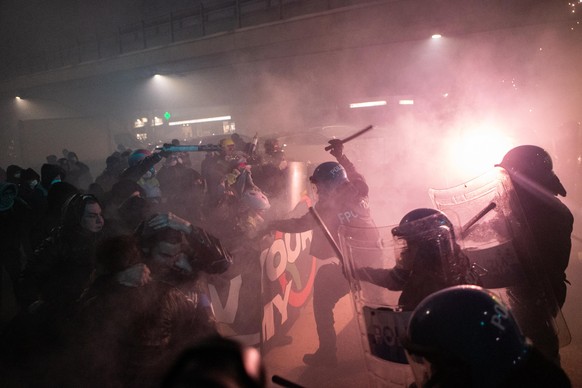 epaselect epa12714038 Demonstrators clash with police during a protest against the Milano Cortina 2026 Winter Olympics in Milan, Italy, 07 February 2026. EPA/DAVIDE CANELLA