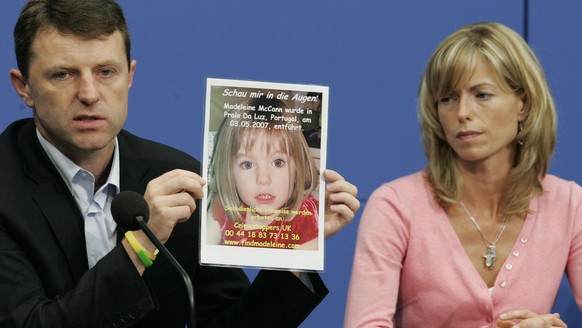 ARCHIV - 06.06.2007, Berlin: Kate und Gerry McCann zeigen waehrend einer Pressekonferenz ein Bild ihrer verschwundenen Tochter Madeleine (Maddie). Im Fall des vor gut 13 Jahren verschwundenen britisch ...