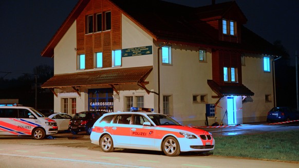 Die Kantonspolizei vor der Moschee in Werrikon.