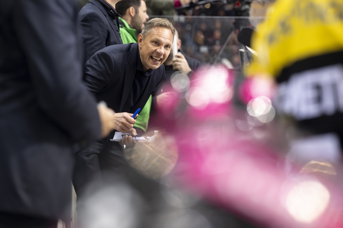Head Coach Jussi Tapola (SCB) spricht mit seinem Spieler beim Eishockey Meisterschaftsspiel der National League zwischen dem SC Bern, SCB, und dem HC Ambri-Piotta, HCAP,, am Samstag, 28. September 202 ...