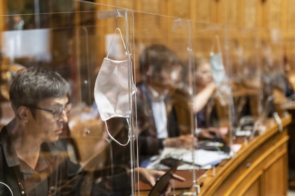 Nationalraetinnen, links Barbara Gysi, SP-SG, haengen ihre Schutzmasken an den Plexiglas Scheiben auf, am ersten Tag der Herbstsession der Eidgenoessischen Raete, am Montag, 7. September 2020 im Natio ...