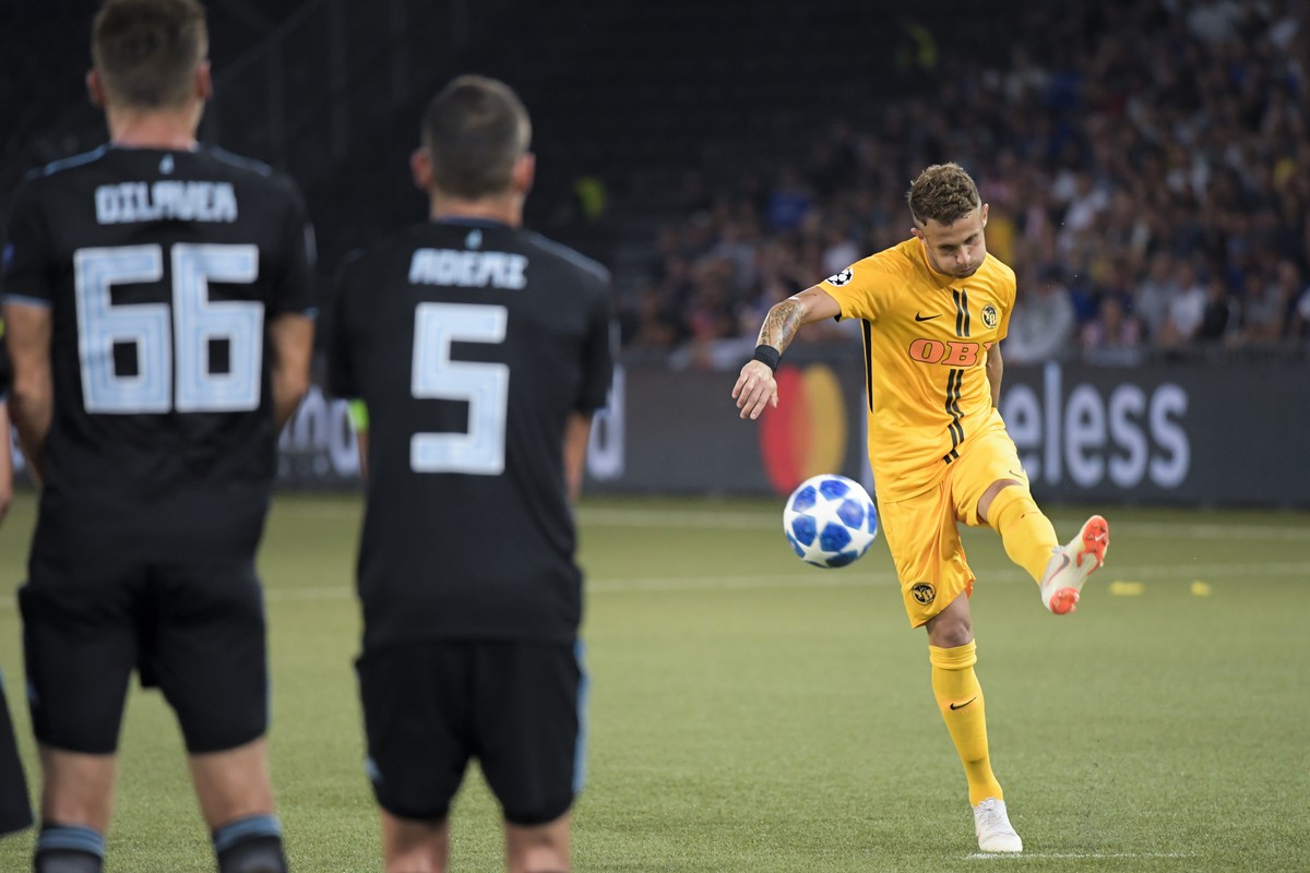 YB's Miralem Sulejmani, right, takes a free kick during the UEFA Champions League playoff match between Switzerland's BSC Young Boys and Croatia's GNK Dinamo Zagreb, in the Stade de Sui ...