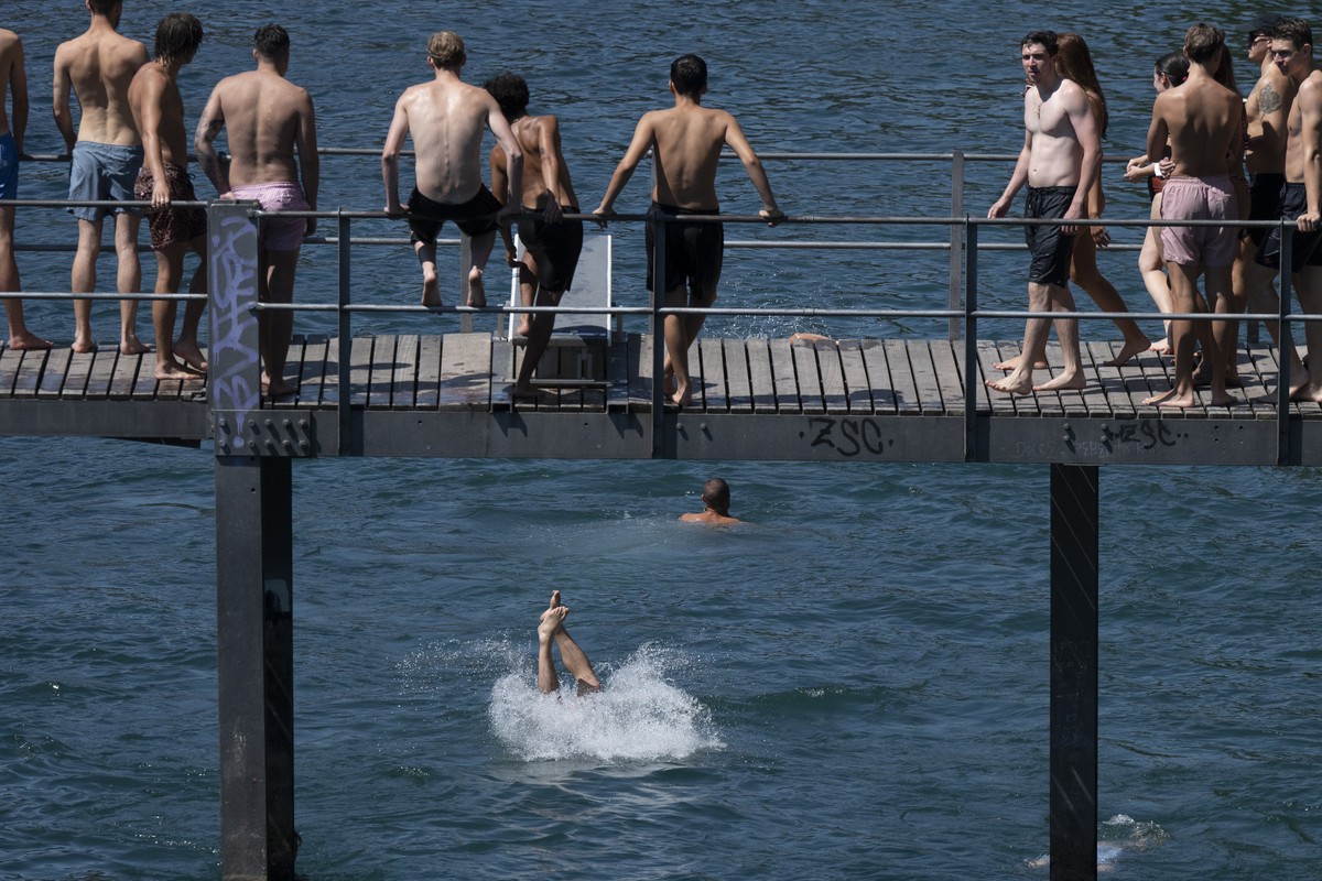 Schwimmer geniessen eine Abkuehlung in der Limmat, fotografiert am Sonntag, 11. August 2024 in am unteren Letten in Zuerich. (KEYSTONE/Christian Beutler)