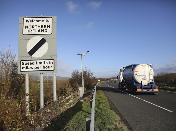 ARCHIV - Die Grenze zwischen Nordirland und der Republik Irland. Foto: Peter Morrison/AP/dpa