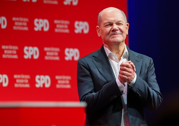dpatopbilder - 08.02.2025, Sachsen, Leipzig: Bundeskanzler Olaf Scholz (SPD) spricht w�hrend seiner Wahlkampftour f�r die Bundestagswahl im Westbad. Foto: Jan Woitas/dpa +++ dpa-Bildfunk +++