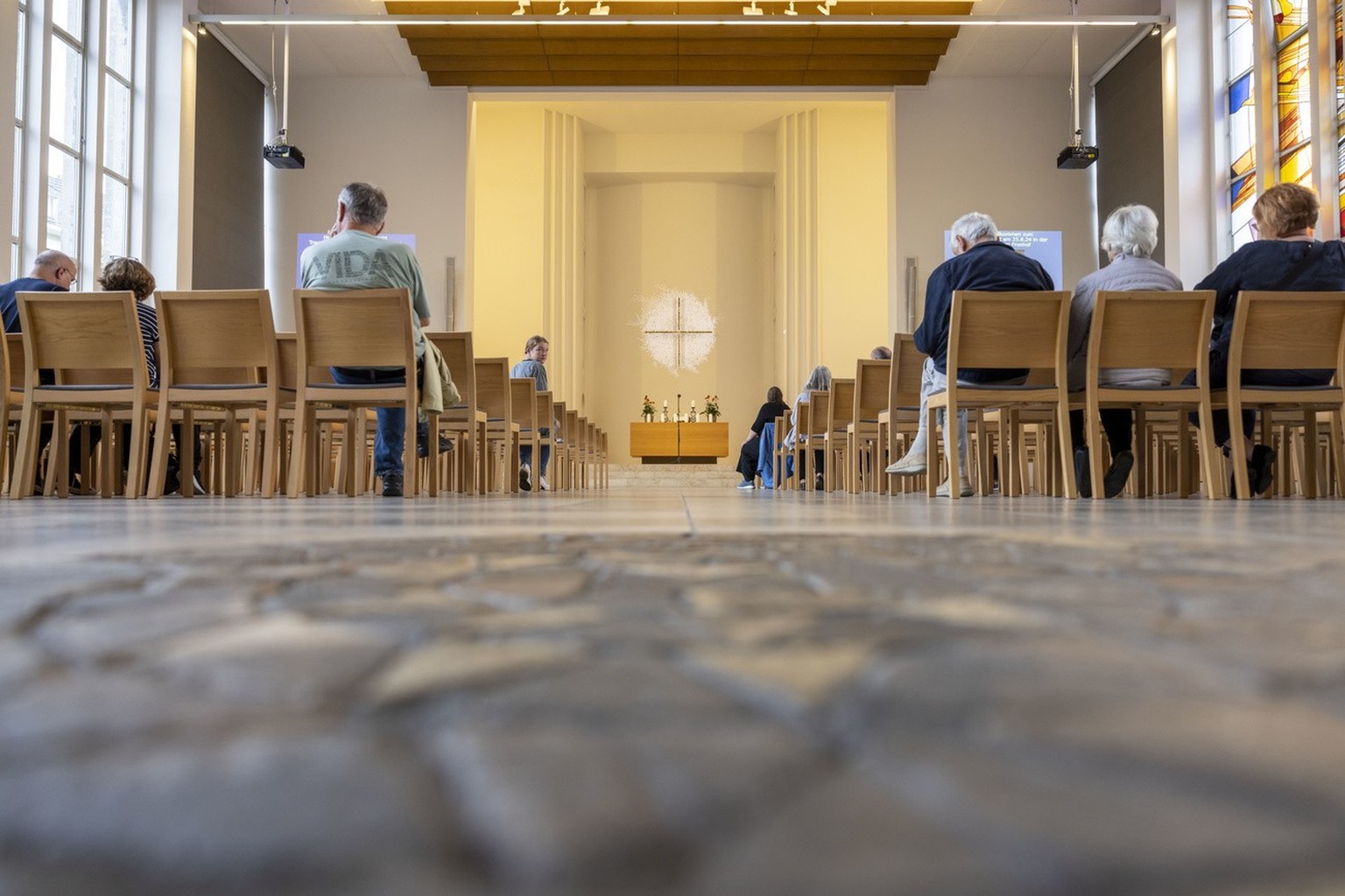 25.08.2024, Nordrhein-Westfalen, Solingen: Besucher sitzen vor dem Gedenkgottesdienst in der evangelischen Stadtkirche. Nach dem Messerangriff mit drei Toten sind in Solingen Hunderte Menschen in eine ...
