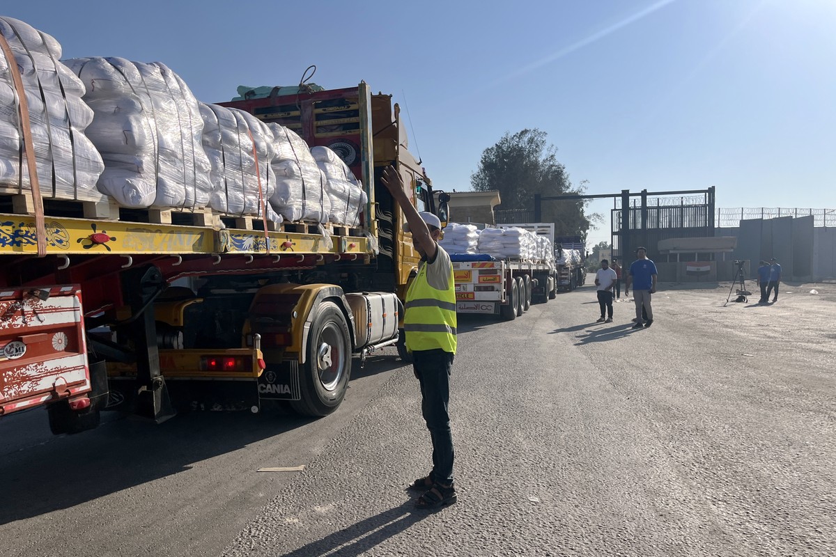 epa12265268 Trucks loaded with humanitarian aid cross the Rafah border gate, between Egypt and the Gaza Strip, in Rafah, Egypt, 27 July 2025. The Israeli army declared a 'tactical pause' in  ...