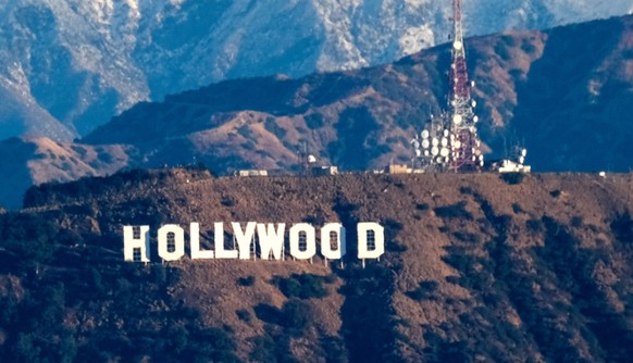 ARCHIVE - After the first winter storm, the peaks of the Baldwin Hill mountains are covered in snow behind the Hollywood sign in the Kenneth Hahn State Recreation Area.  Photo: Ringo Chiu/ZUMA Wire/dpa