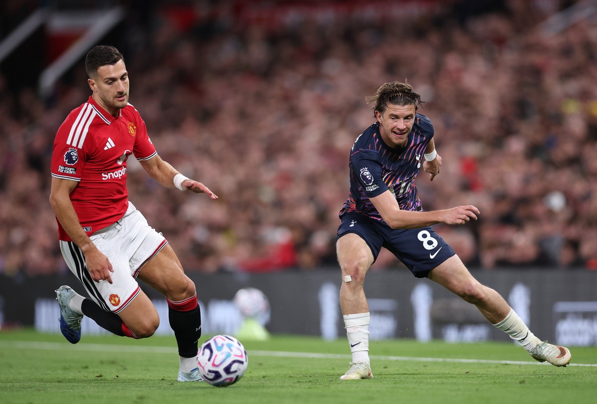 epa13294989 Conor Gallagher of Tottenham (R) in action against Diogo Dalot of Manchester United (L) during the English Premier League match Manchester United against Tottenham Hotspur, in Manchester,  ...