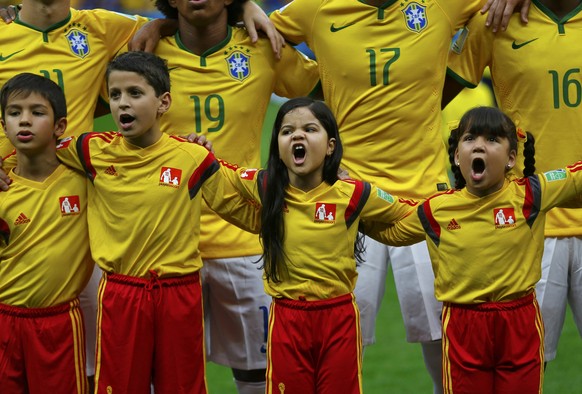 Kein Land repräsentierte sein Land mit derart viel Stolz wie Brasilien – zumindest bei der Hymne. Da gaben sogar die Einlaufkids mehr Power als ihre Vorbilder auf dem Platz.