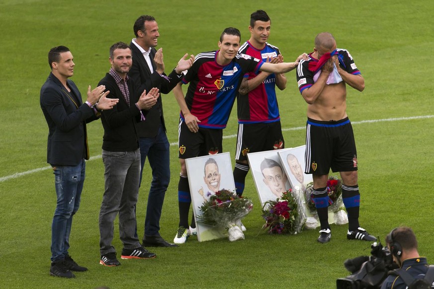 David Degen, Alex Frei und Marco Streller applaudieren bei der Verabschiedung von Philipp Degen, Behrang Safari und Walter Samuel, von links, vor dem Fussball Meisterschaftsspiel der Super League zwis ...