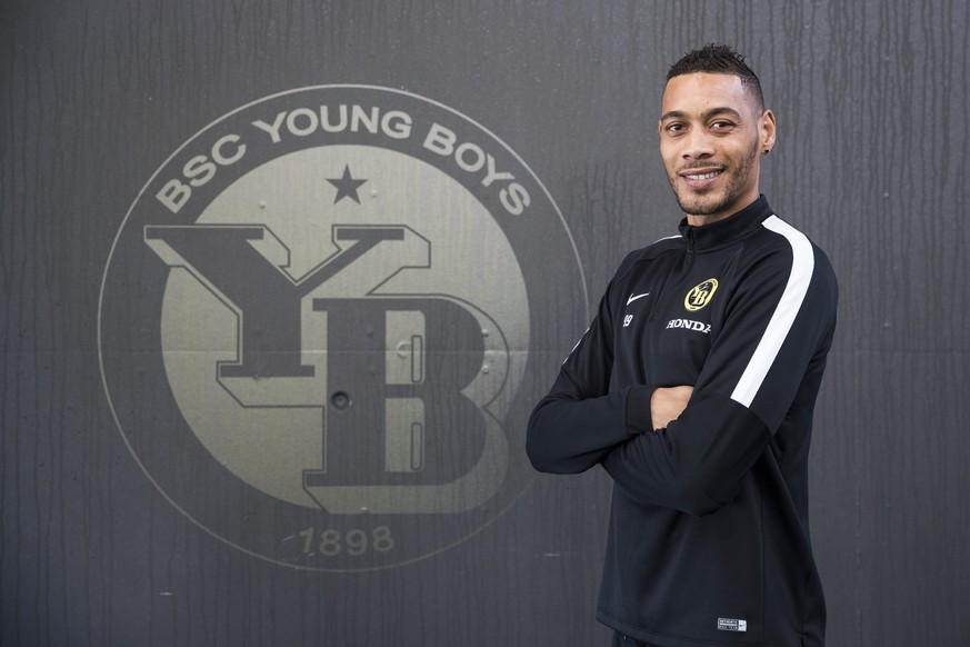 Guillaume Hoarau, YB-Stuermer und Fussballer des Jahres, posiert waehrend einer Medienkonferenz, am Mittwoch, 1. Februar 2017 in Bern. (KEYSTONE/Peter Klaunzer)