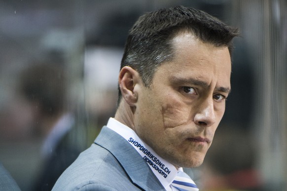 ZUR ENTLASSUNG VON SCB TRAINER GUY BOUCHER STELLEN WIR IHNEN FOLGENDES ARCHIVBILD ZUR VERFUEGUNG - Berns Headcoach Guy Boucher beim Eishockeyspiel der National League A SC Bern gegen den Lausanne HC i ...