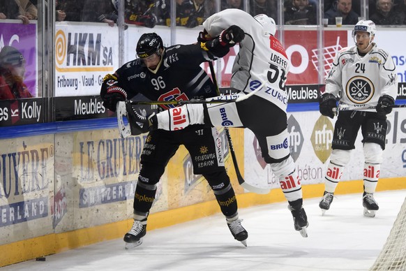 Gotterons Adrien Lauper, links, Luganos Romain Loeffel, Mitte, und Luganos Jani Lajunen, recht, kaempfen um den Puck, beim Eishockey Meisterschaftsspiel der National League A zwischen den HC Fribourg  ...