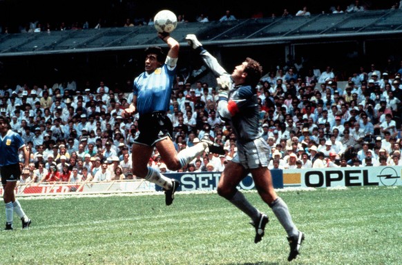 Die Hand Gottes: Maradona trifft im Viertelfinal der WM 1986 mit der Hand.