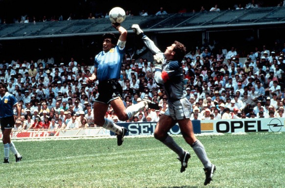 Die Hand Gottes: Maradona trifft im Viertelfinal der WM 1986 mit der Hand.