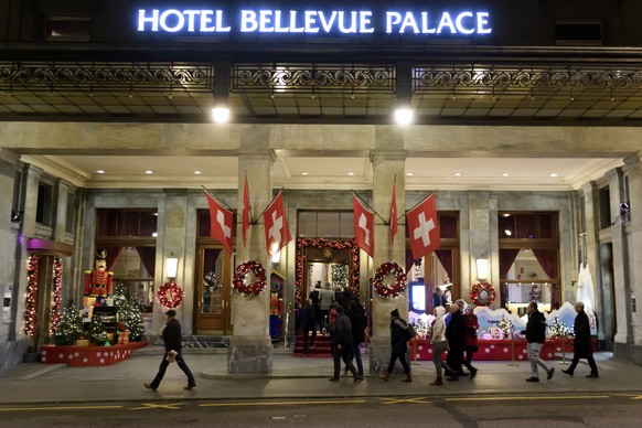 Personen kommen im Hotel Bellevue in Bern waehrend der sogenannten &quot;Nacht der langen Messer&quot;, am Dienstag, 10. Dezember 2019. (KEYSTONE/Anthony Anex)