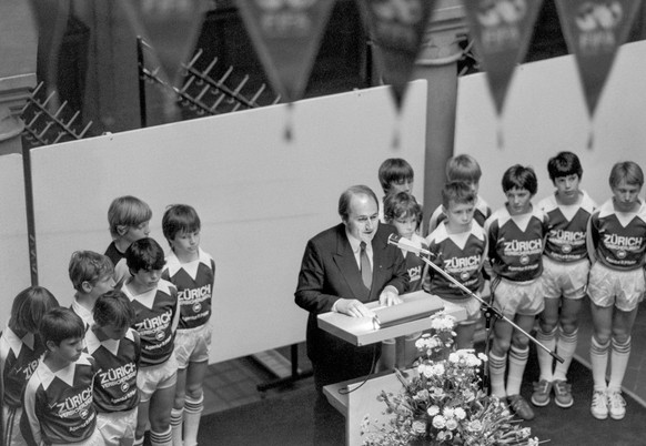 Fifa-Generalsekretär Blatter eröffnet am&nbsp;17. Mai 1984 zum 80-jährigen Bestehen der Fifa eine Ausstellung.
