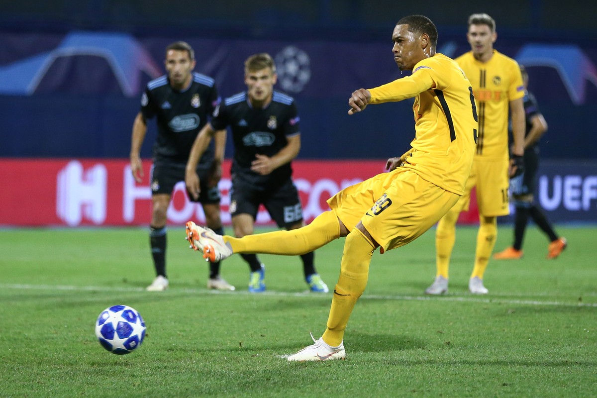 YB's Guillaume Hoarau shoots a penalty and scores the equalizer to 1:1, during the UEFA Champions League football 2nd leg playoff match between GNK Dinamo Zagreb from Croatia and BSC Young Boys f ...