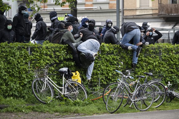 Linksautonome streiten mit der Polizei an der Nachdemonstration vom 1. Mai-Umzug, am Tag der Arbeit im Zeichen der &quot;feministischen Revolution&quot; in Zuerich, aufgenommen am Montag, 1. Mai 2023. ...