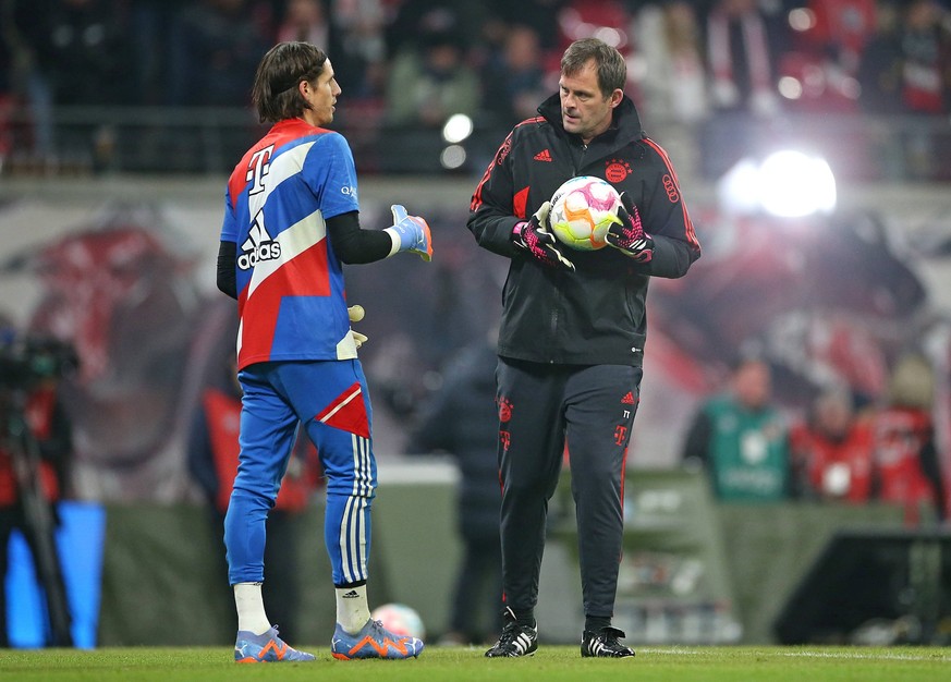 20.01.2023, Fussball 1. Bundesliga 2022/2023, 16. Spieltag, RB Leipzig - FC Bayern München, in der Red Bull Arena Leipzig. L-R Torwart Yann Sommer Bayern München und Torwarttrainer Toni Tapalovic Baye ...