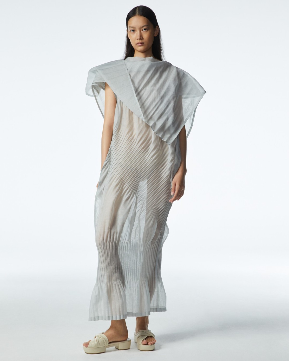 Les plis, signe distinctif des créations de Issey Miyake.
