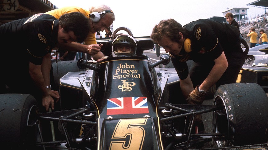 1976 Japanese Grand Prix. Fuji, Japan.  October 22-24, 1976. Mario Andretti Lotus 77 Ford 1st position with team boss Colin Chapman in yellow.  Ref-76 JAP 13. World Copyright - LAT Photographic PUBLICATI ...
