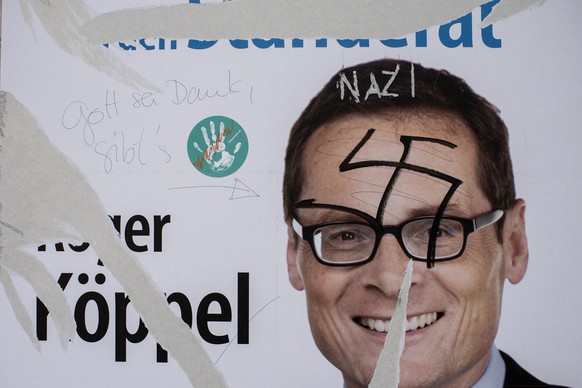 Ein Wahlplakat von Roger Koeppel zu den Staenderatswahlen mit aufgemaltem Hakenkreuz, aufgenommen am Donnerstag, 26. September 2019 in Zuerich. (KEYSTONE/Ennio Leanza)