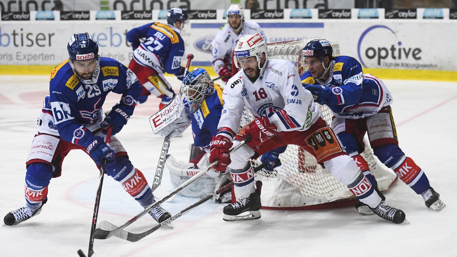 Rapperswils Lars Frei, Mitte, wird von Klotens Vincent Praplan, links, und Klotens Mattias Baeckman bedraengt, im siebten Eishockey Spiel der Ligaqualifikation der National League zwischen dem EHC Klo ...