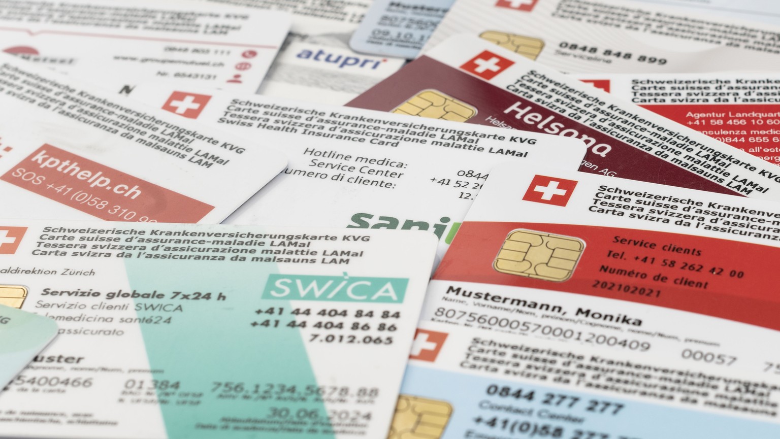 THEMENBILD ZU DEN KRANKENKASSENPRAEMIEN --- [Symbolic Image] Different Swiss health insurance cards, photographed in Zurich, Switzerland, on September 9, 2019. (KEYSTONE/Christian Beutler)..[Symbolbil ...