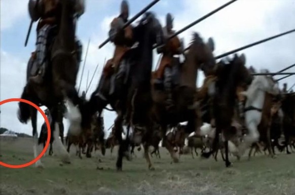 Braveheart (1995)

https://www.reddit.com/r/MovieMistakes/comments/w79aev/during_one_of_the_battle_scenes_in_braveheart/