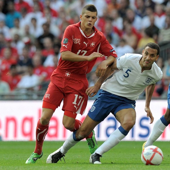 Bildnummer: 07968739 Datum: 04.06.2011 Copyright: imago/Ulmer
FUSSBALL INTERNATIONAL EM 2012-Qualifikation Gruppe A 04.06.2011 England - Schweiz Granit Xhaka (li, Schweiz) gegen Rio Ferdinand (Mitte, ...