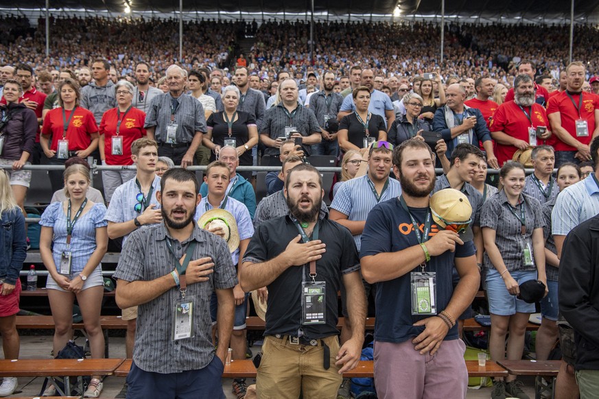 Schwinger Fans bei der Schweizer Nationalhymne vor dem 1. Gang am Eidgenoessischen Schwing- und Aelplerfest (ESAF) in Pratteln, am Samstag, 27. August 2022. (KEYSTONE/Urs Flueeler).