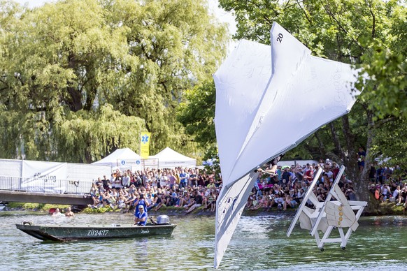 Das Team &quot;Papertros&quot; aus Uttingen (BE) startet mit ihrem Fluggeraet &quot;Papertros&quot; beim Red Bull Flugtag bei der Landiwiese am Samstag, 16. Juli 2016, in Zuerich. (KEYSTONE/Patrick B. ...