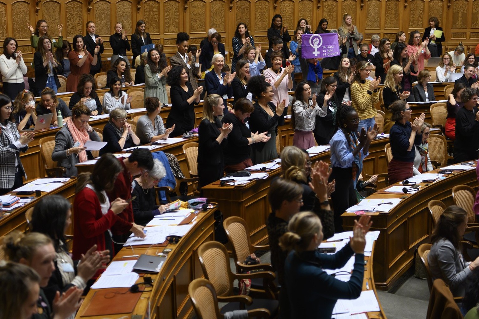 Teilnehmerinnen an der Frauensession reagieren nach eine Abstimmung waehrend der Frauensession 2021, am Samstag, 30. Oktober 2021, im Nationalrat in Bern. (KEYSTONE/Anthony Anex)