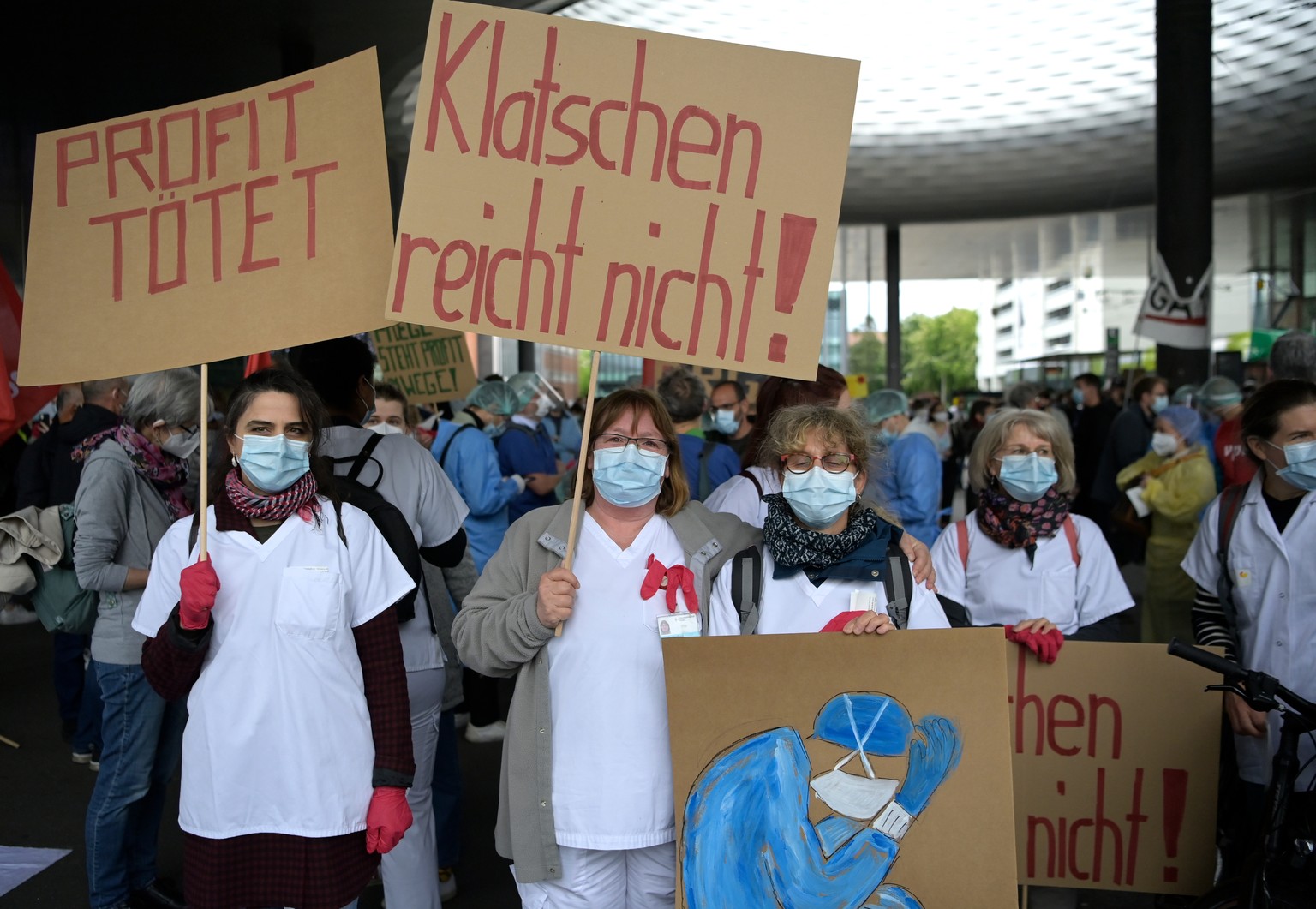 Gesundheitspersonal in Berufskleidung demonstriert in Basel, am Mittwoch, 12. Mai 2021. Am Tag der Pflege werden die Missstaende im Gesundheitswesen von zu wenig Personal, zu wenig Zeit und zu viel Dr ...